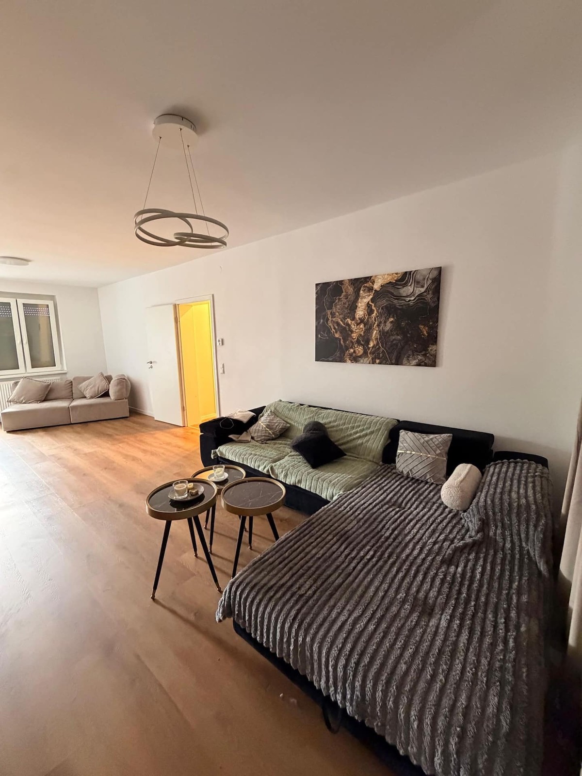 Wohnbereich mit zwei Sofas