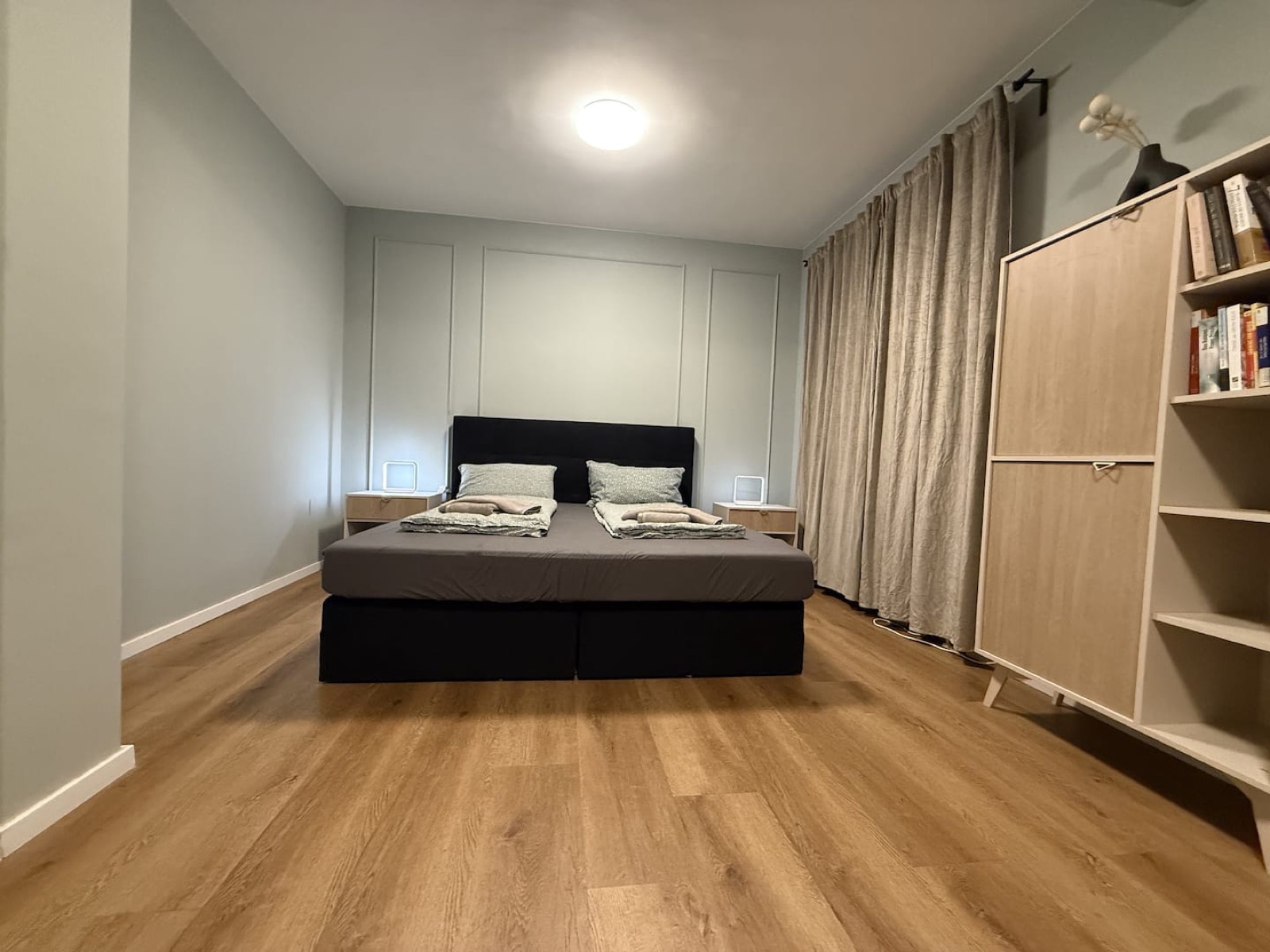 Schlafzimmer mit Boxspringbett